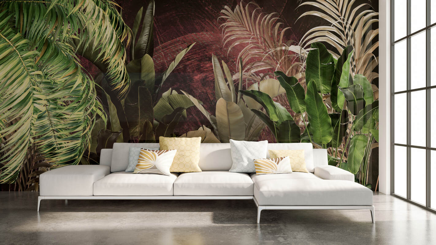 Hvit sofa foran plantevegg