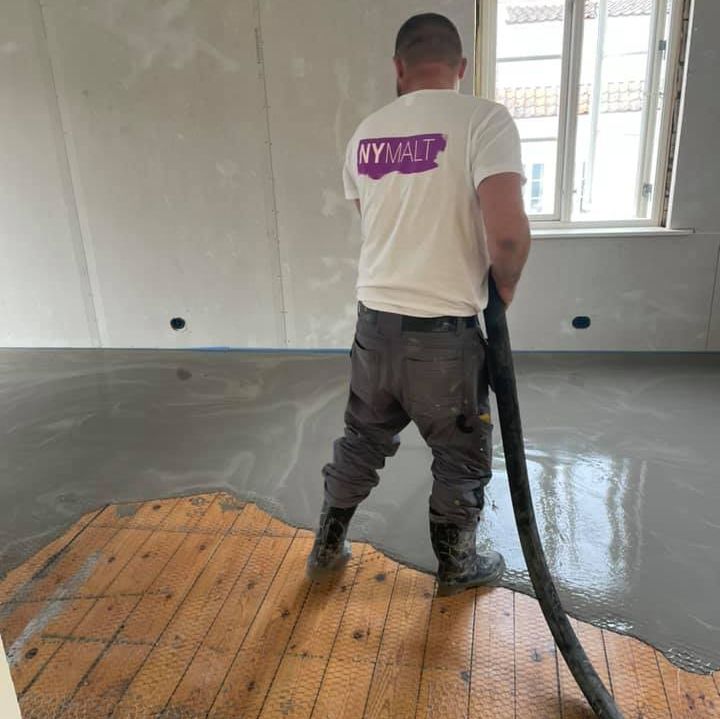 Ansatt hos Nymalt Mandal i t-skjorte med logo